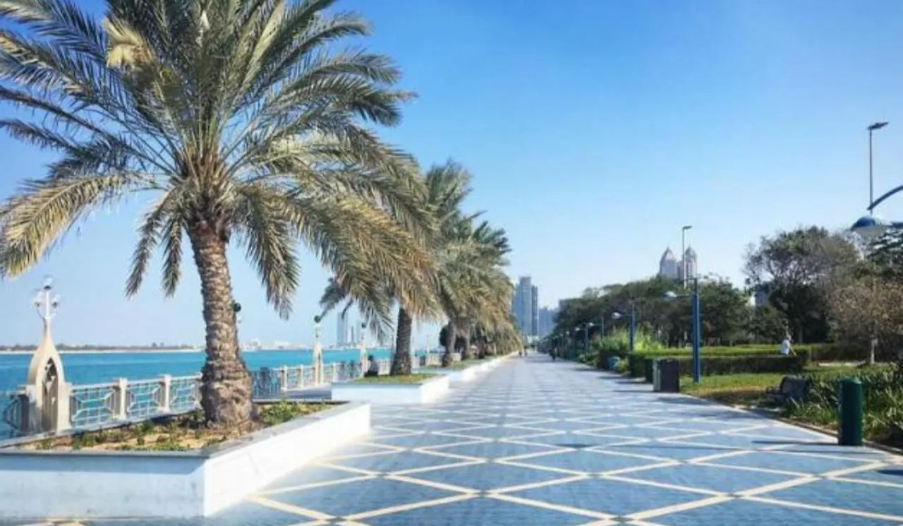 Corniche Street - Extremely Unique Room