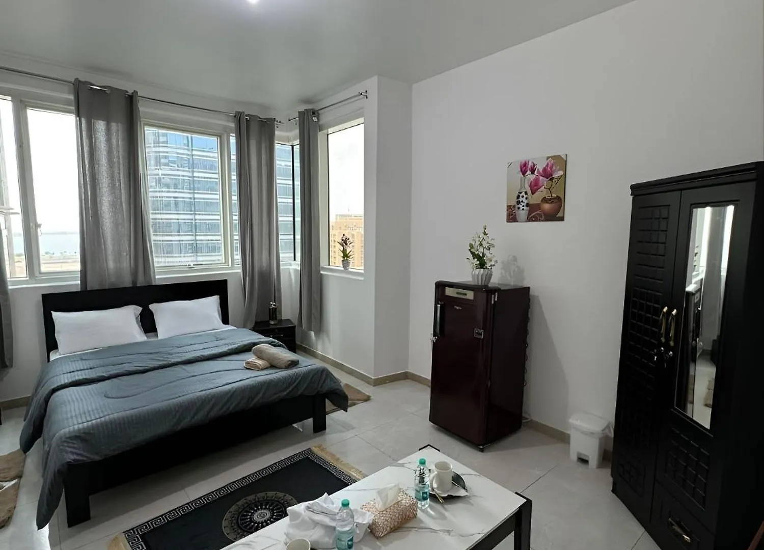 Corniche Street - Extremely Unique Room contacts